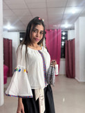 2. بلوز زنانه سفید گلدوزی سنتی با منگوله رنگی
